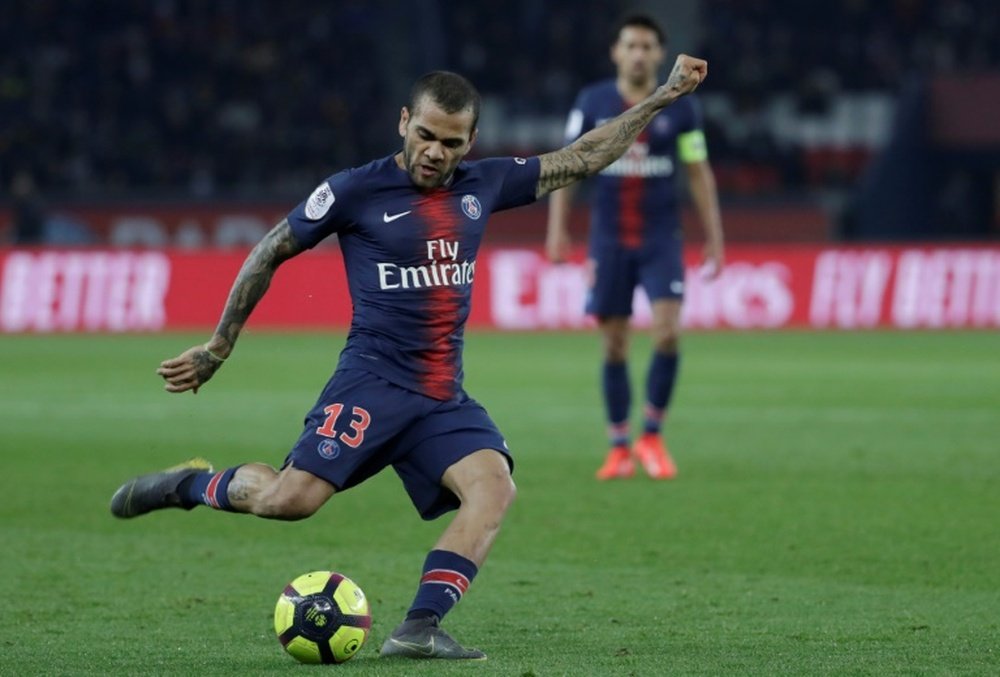 Dani Alves volverá a jugar a mediados de abril. AFP