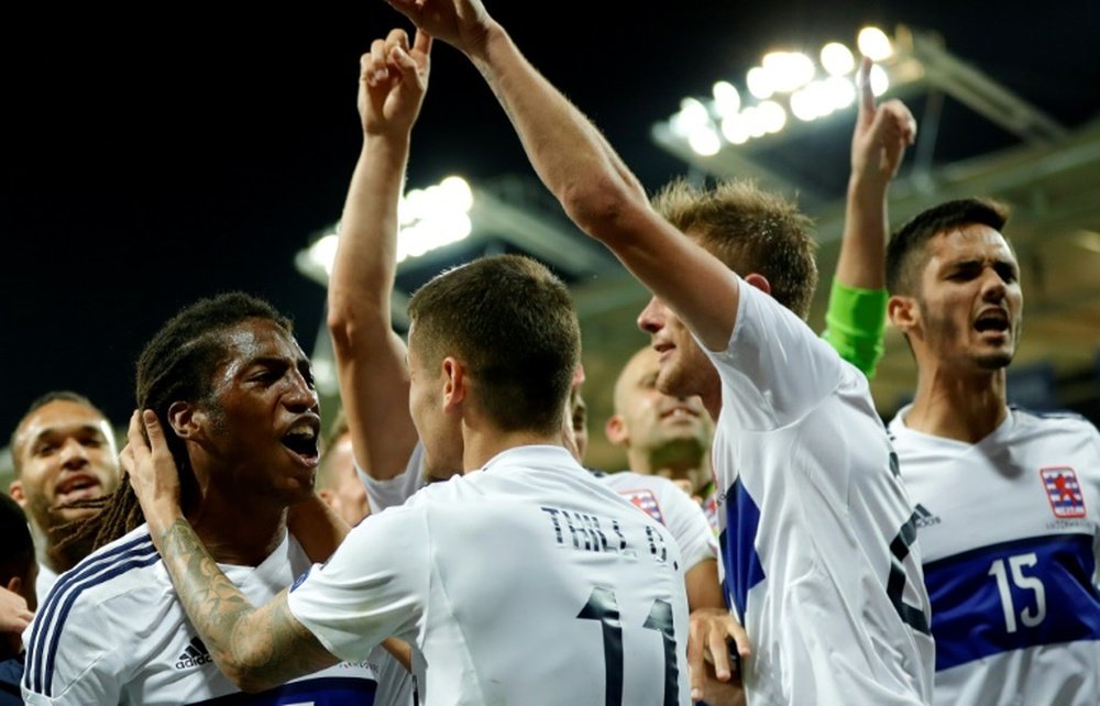 Les joueurs luxembourgeois en liesse après avoir tenu en échec l'équipe de France. AFP
