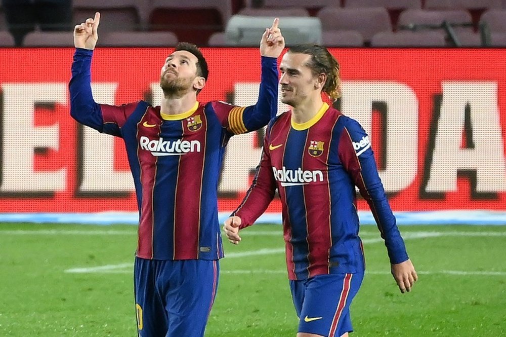 Lionel Messi e Antoine Griezmann estão entre os titulares do Barcelona contra o Osasuna. AFP