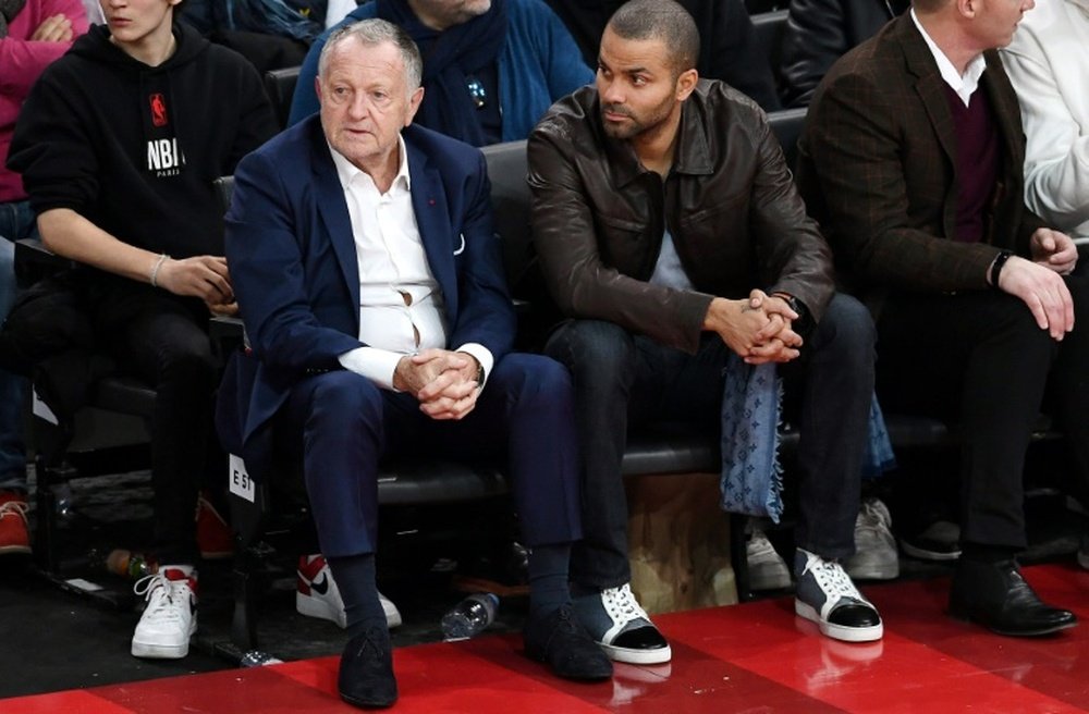 Tony Parker (d) podría suceder a Aulas (i) al frente del Lyon. AFP/Archivo