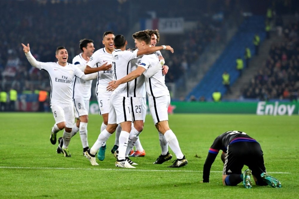 Les joueurs du PSG se congratulent après un but à Bâle, le 1er novembre 2016. AFP