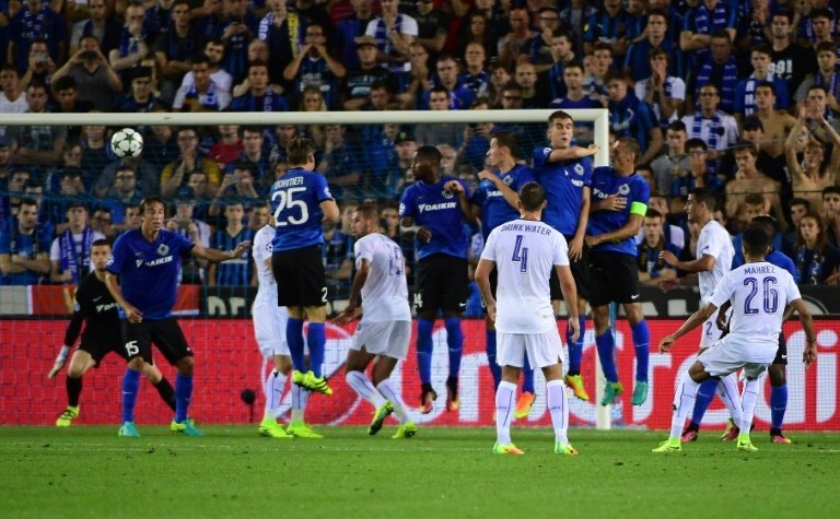 Le meneur de jeu du Leicester City inscrit un but sur coup franc contre Bruges dans le groupe G, le 14 septembre 2016