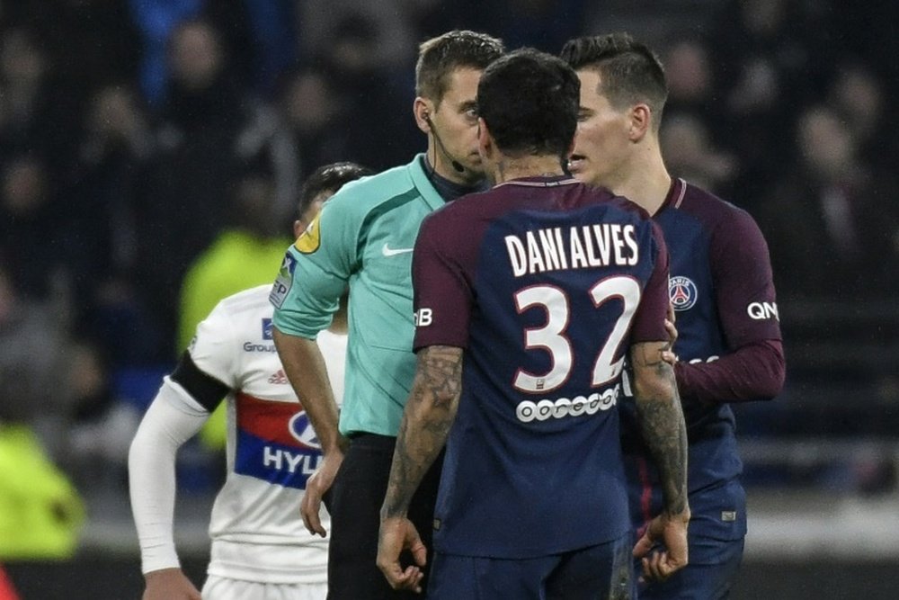 Dani Alves défie l'arbitre Clément Turpin qui l'exclut du match contre Lyon au Parc OL. AFP