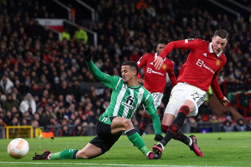 L`attaquant néerlandais de Manchester United Wout Weghorst (d) frappe lors du huitième de finale aller de Ligue Europa face au Betis Séville 4-1) à Manchester