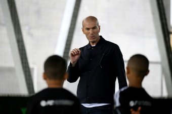 O Bayern de Munique iniciou contatos por Zinedine Zidane, conforme relatado pelo 'Marca'. Após a oficialização da destituição de Thomas Tuchel ao final da temporada, o clube bávaro está em busca ativa de um treinador.