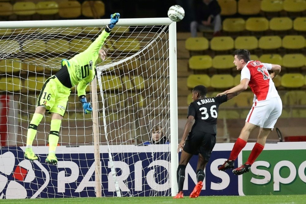 Paul Nardi, dans les buts de Rennes, face à l'attaquant de Monaco Guido Carrillo. AFP