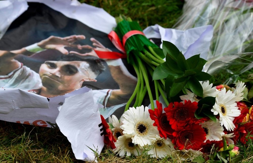 Des gerbes de fleurs et le portrait d'Abdelhak Nouri devant l'hôpital dAmsterdam. AFP