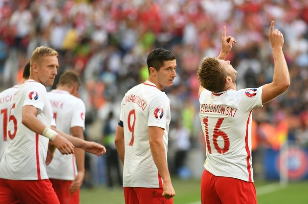 La selección de Polonia se medirá a Portugal en los cuartos de final de la Eurocopa. AFP