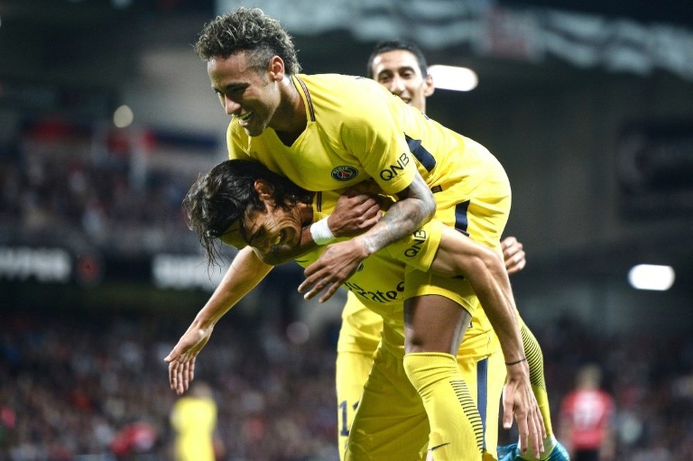 L'attaquant parisien Edinson Cavani félicité par Neymar après son but contre Guingamp. BeSoccer