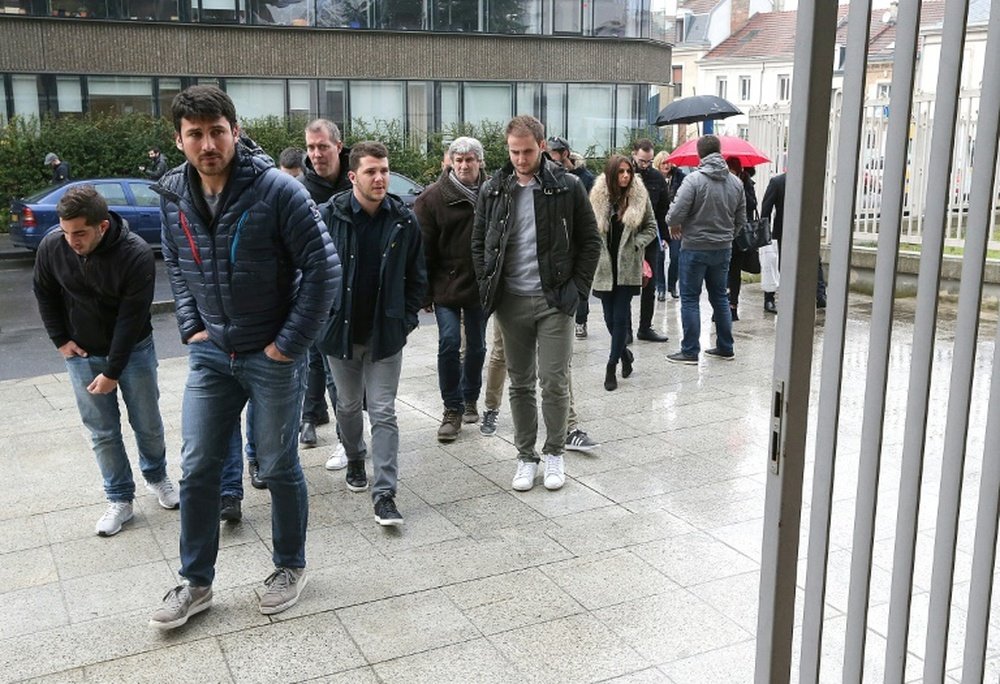 Des supporters de Bastia arrivent au tribunal pour l'ouverture de leur procès. AFP