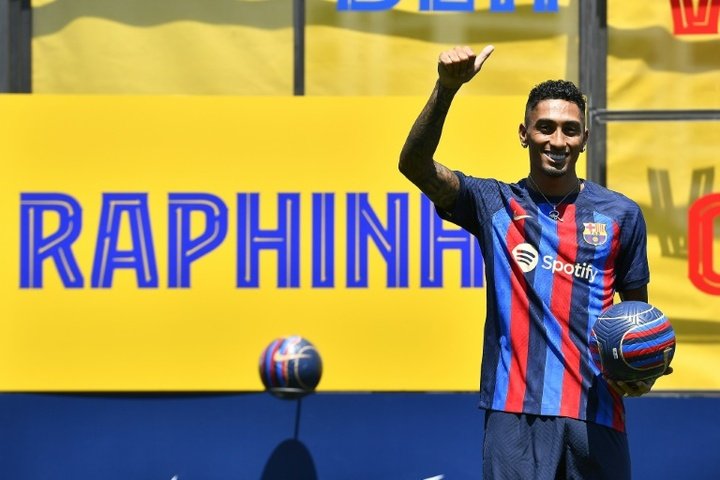 Raphinha aseguró que habla asiduamente con Neymar. AFP