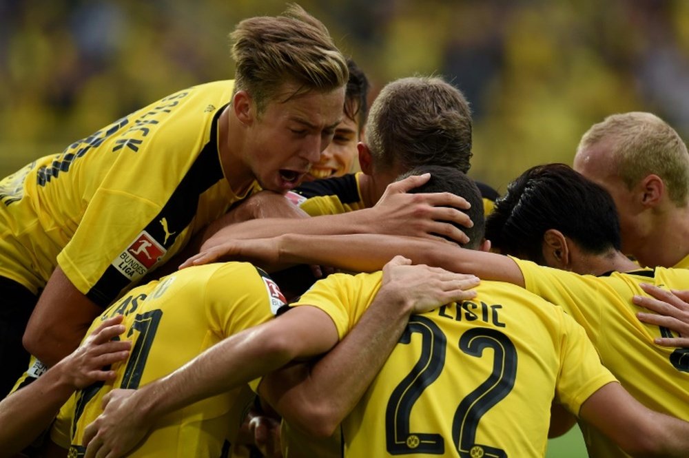 Les joueurs de Dortmund se congratulent après l'un de leurs six buts face à Darmstadt. AFP