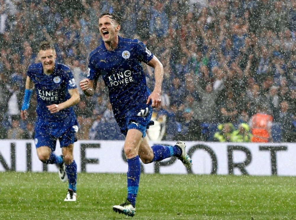 Linternational gallois de Leicester Andy King (d) célèbre un but inscrit lors dun match de Premier League contre Everton, à Leicester, le 7 mai 2016