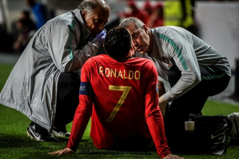 Cristiano se lesionó ante Serbia. AFP