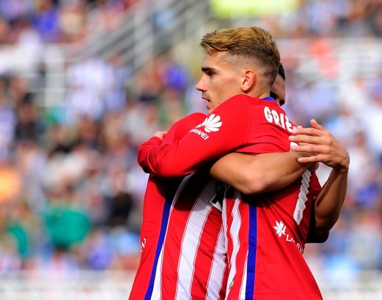 lattaquant français de lAtlético Madrid Antoine Griezmann se fait féciliter par son coéquipier Koke pour un but face au Real Sociedad, le 18 octobre 2015 à San Sebastian