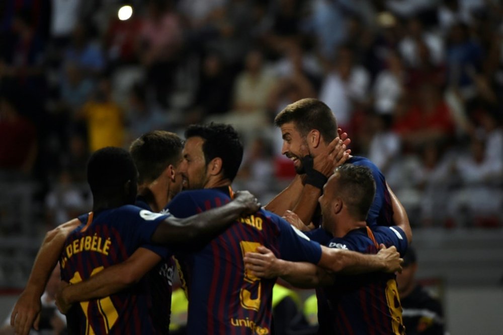 Alba, Piqué, Busquets, Messi, Dembélé y Luis Suárez fueron titulares sin haberse rodado. AFP