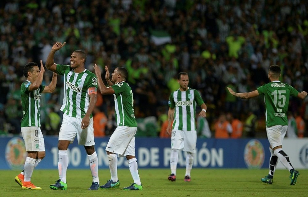 L'équipe d'Atletico Nacional à l'issue de son match contre le Cerro Porteno en Copa Sudamericana à Meddlin, le 24 novembre 2016