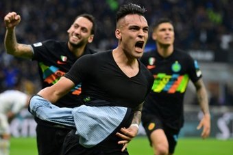 L'Inter alza il suo secondo trofeo nel cielo di Roma. AFP