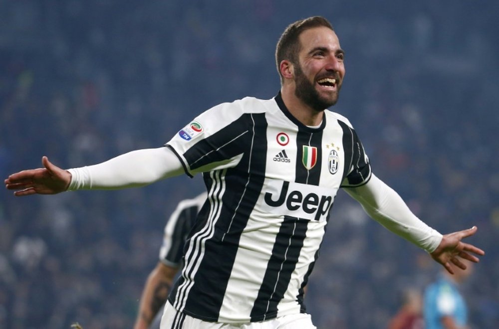 Higuaín anotó el único gol del juve-Roma. AFP