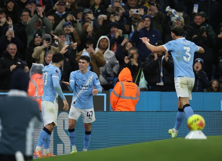 Cherki (g) avec Foden (c) et Ruben Dias (d)