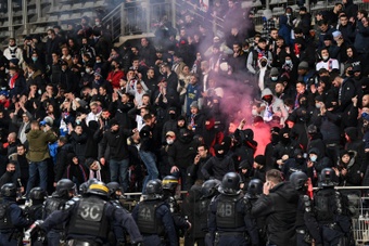 Des incidents entre supporters ont émaillé la rencontre entre le Paris FC et Lyon. AFP