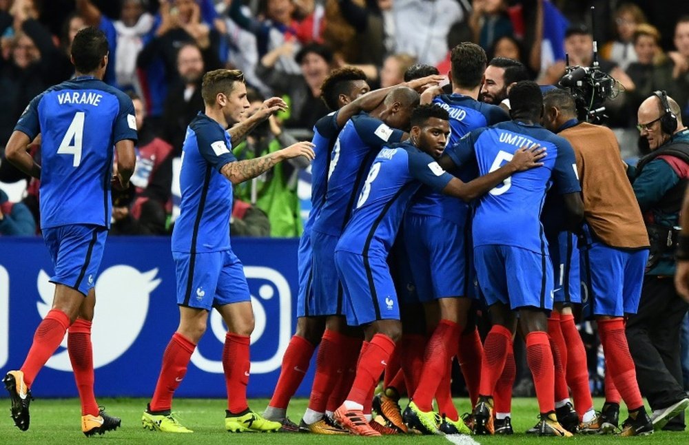 Les Français se congratulent après un but d'Antoine Griezmann face à la Biélorussie. AFP