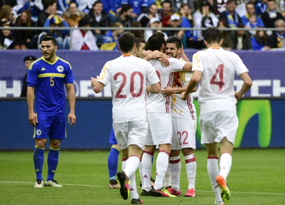 Lattaquant espagnol Nolito félicité par ses coéquipiers après lun de ses deux buts contre la Bosnie en match de préparation à lEuro, le 29 mai 2016 à Saint-Gall en Suisse