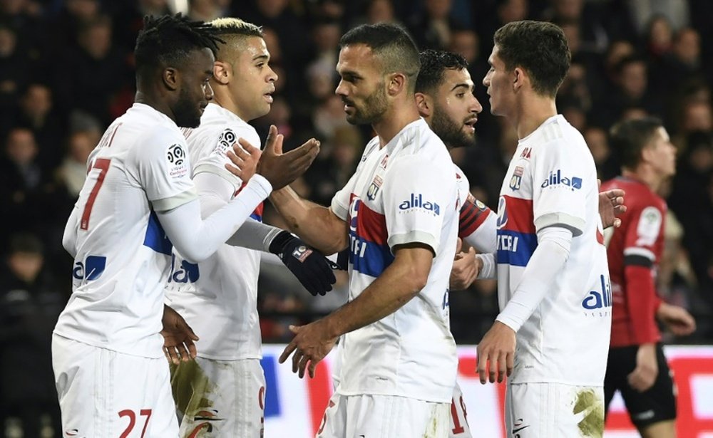 Les joueurs de Lyon se congratulent après un but de Nabil Fekir à Guingamp. AFP