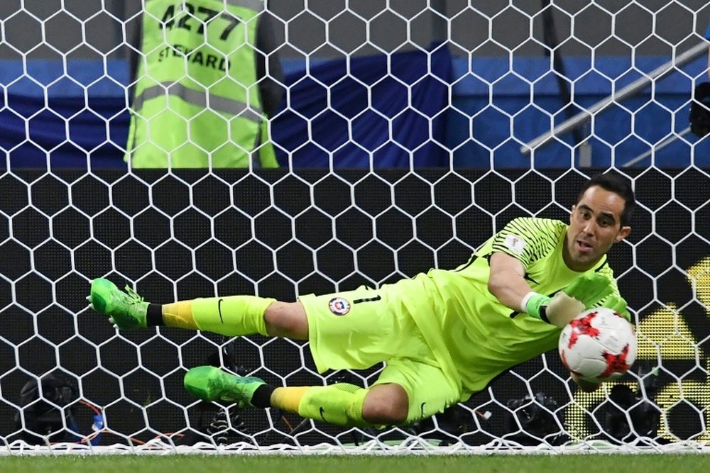 Bravo defendeu três grandes penalidades frente a Portugal. AFP