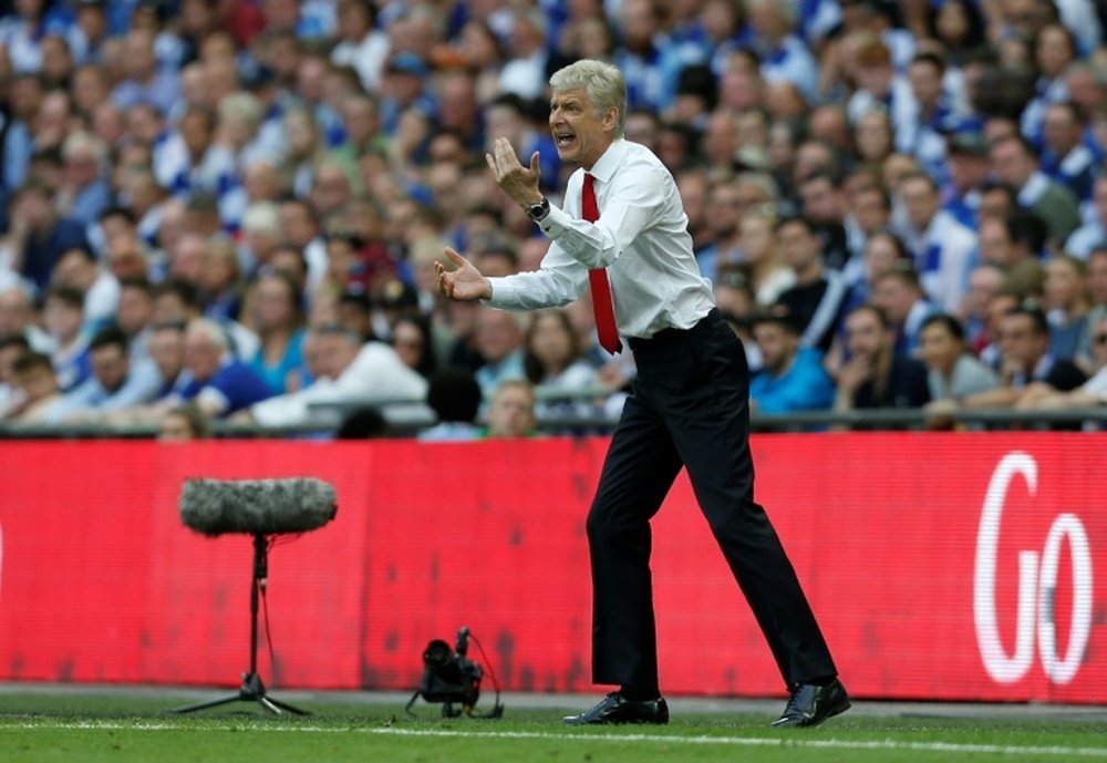L'entraîneur d'Arsenal Arsène Wenger donne des instructions en finale de la Coupe d'Angleterre. AFP