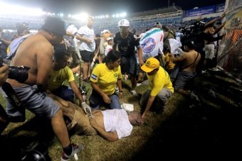El Salvador ha vissuto il suo peggior dramma sportivo. Dodici persone sono morte a causa di una calca che si è generata all'interno dello stadio Cuscatlán. Inoltre, più di 100 persone hanno riportato lesioni. I numeri sono stati confermati dall'agenzia di stampa del Governo.