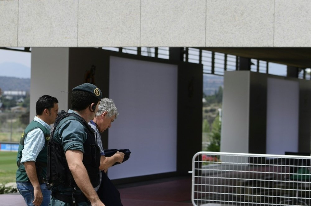 Le président de la Fédération espagnole de football Angel Maria Villar, escorté par la police. AFP