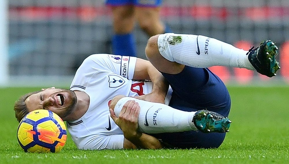 L'attaquant anglais de Tottenham Harry Kane blessé lors du match contre Crystal Palace. AFP