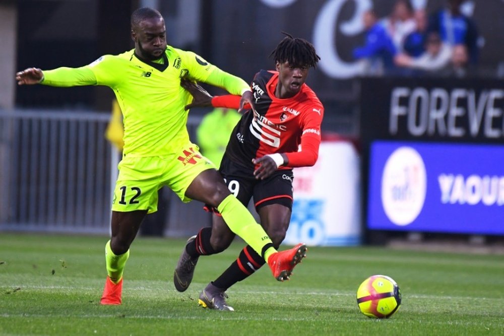 Jogador do Rennes é observado de perto pelo Real Madrid. AFP