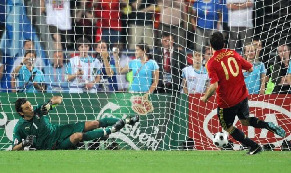 Fabregas inscrit le tir au but victorieux contre l'Italie en quart de finale de l'Euro 2008. AFP