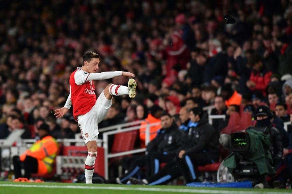 Les onze joueurs d'Arsenal ont touché le ballon avant le but d'Özil. AFP