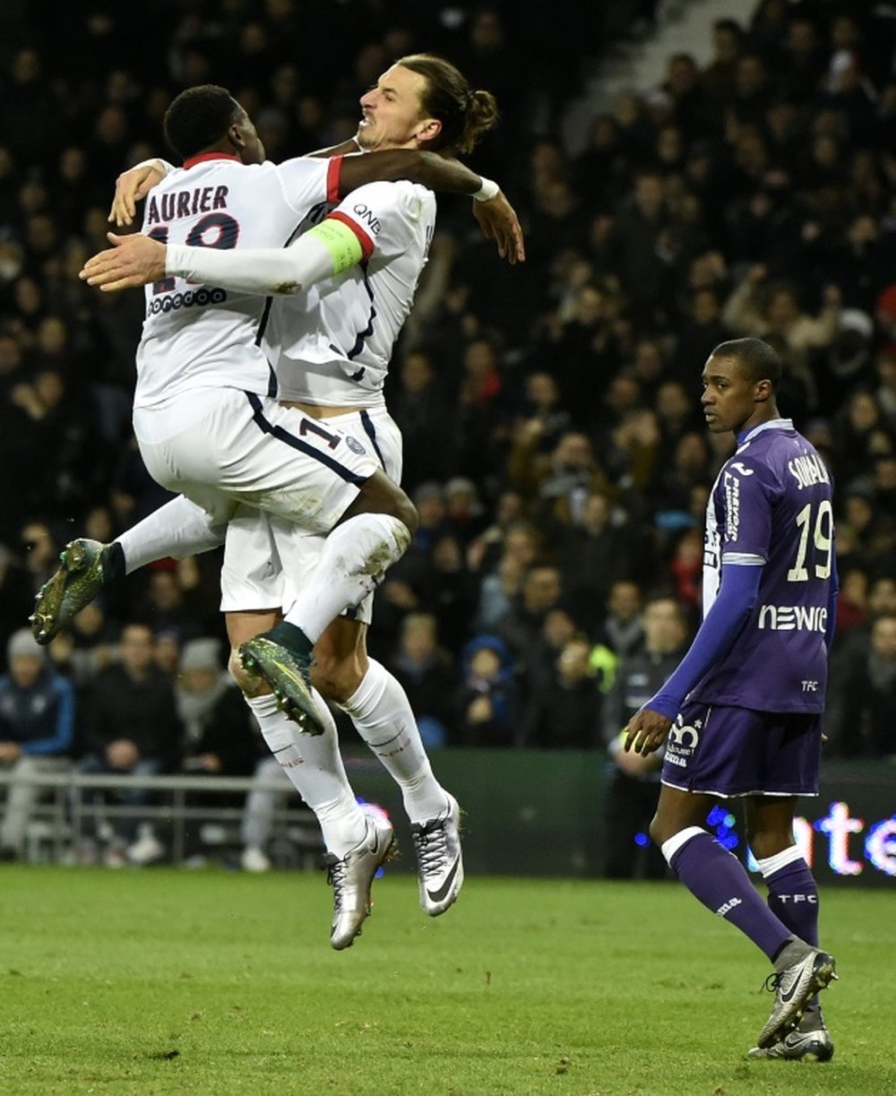 Serge Aurier et Zlatan Ibrahimovic célèbrent un but pour le Paris SG face à Toulouse. AFP