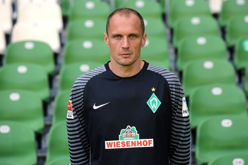 Le gardien de but du Werder Brême Jaroslav Drobny pose lors de la présentation de l'équipe. AFP