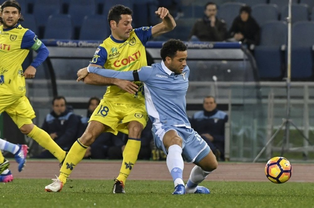 Anderson (Lazio), luttant avec lItalien du Chievo Vérone Gobbi lors dun match de Serie A. AFP