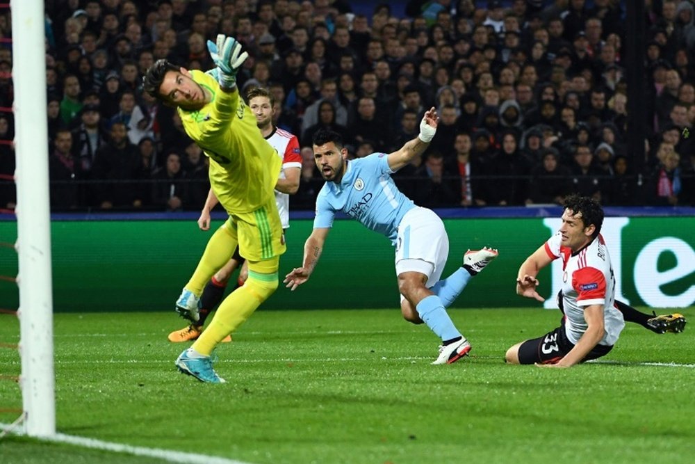 L'attaquant argentin Sergio Agüero inscrit le 2e but de Manchester City contre Feyenoord. AFP