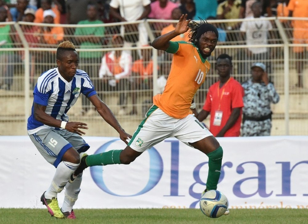 LIvoirien Gervinho face au Sierra-Léonais Yeami Dunia au Stade de la Paix de Bouaké. AFP