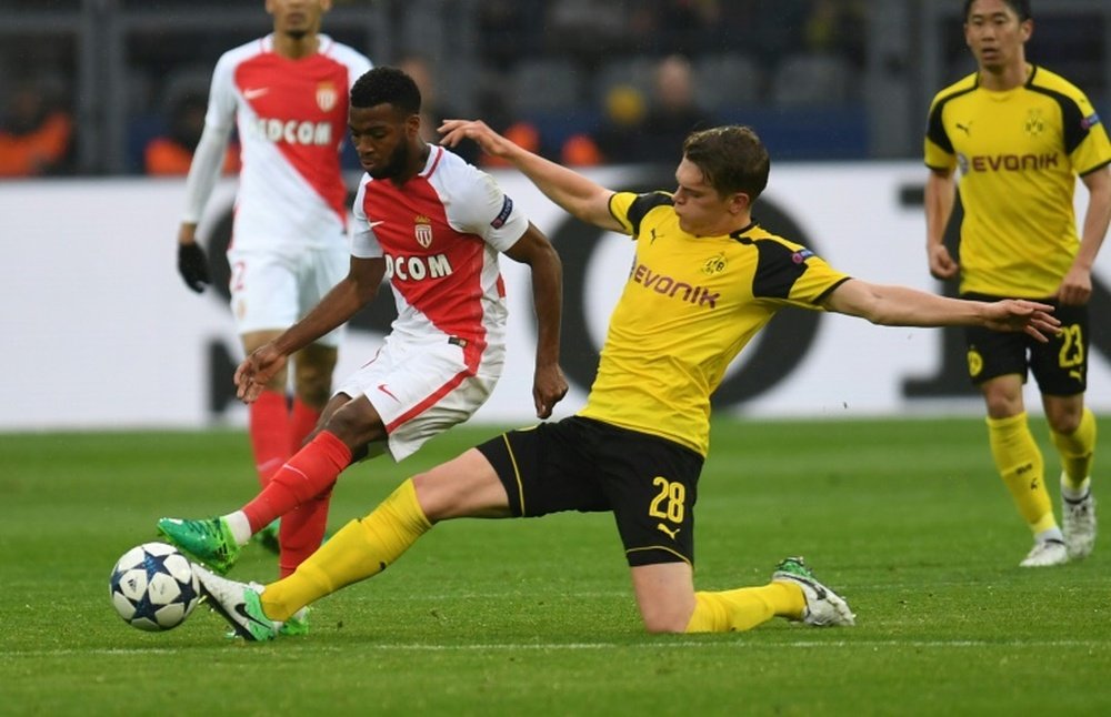 Matthias Ginter (d) de Dortmund face à Thomas Lemar de Monaco. AFP