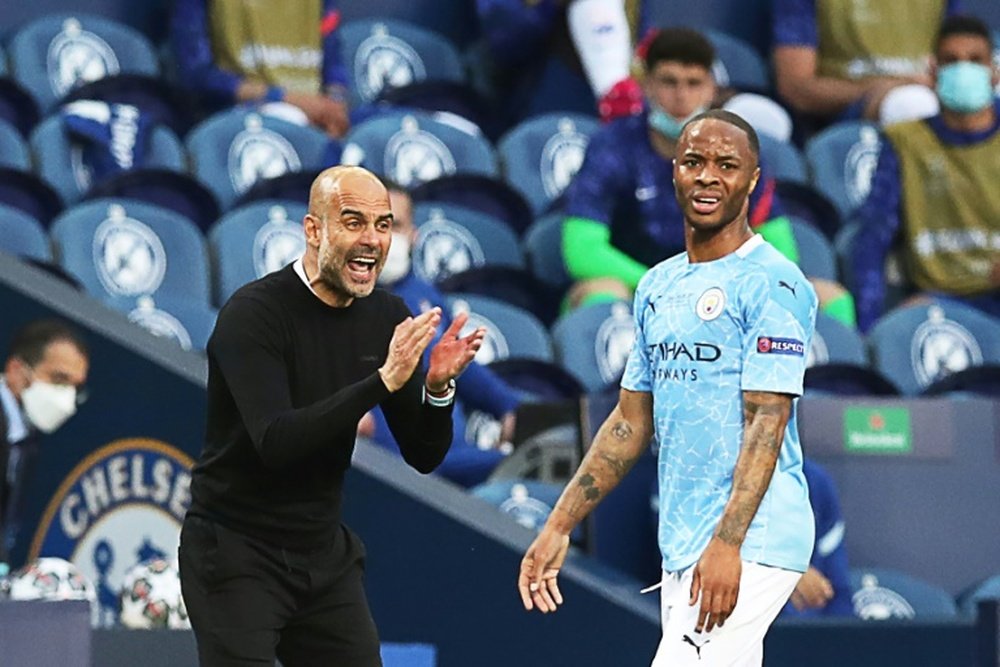 Sterling continuará no Manchester City pelo menos no restante dessa temporada. AFP