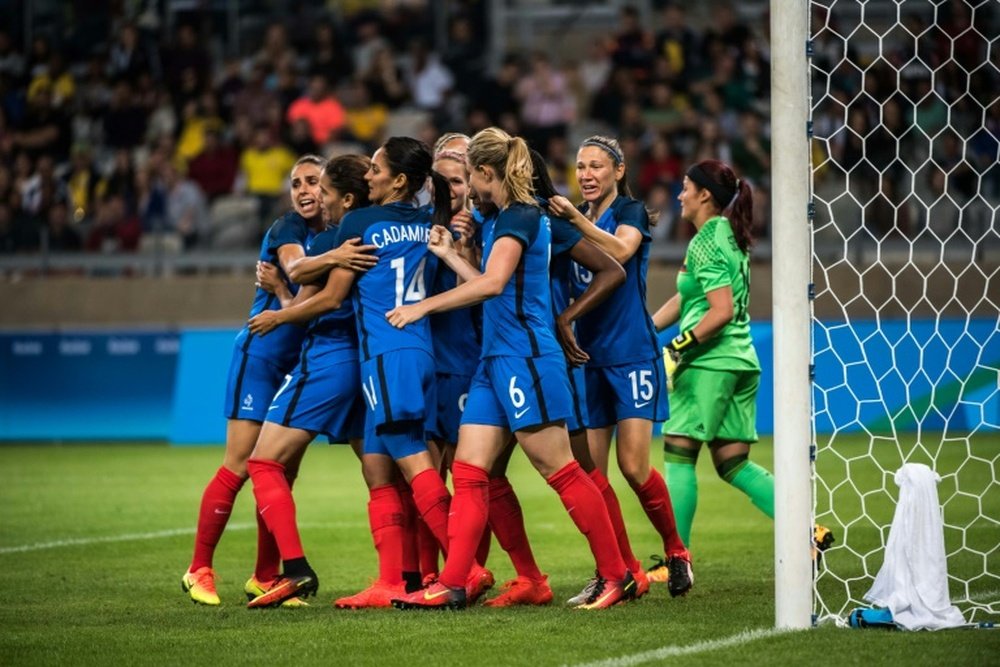 Les Françaises se congratulent après un but contre la Colombie, le 3 août 2016 à Belo Horizonte. AFP