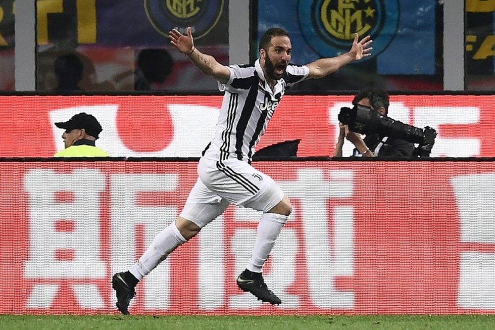 El traspaso de Gonzalo Higuaín al Milan podría ser el culebrón del verano en Italia. AFP/Archivo