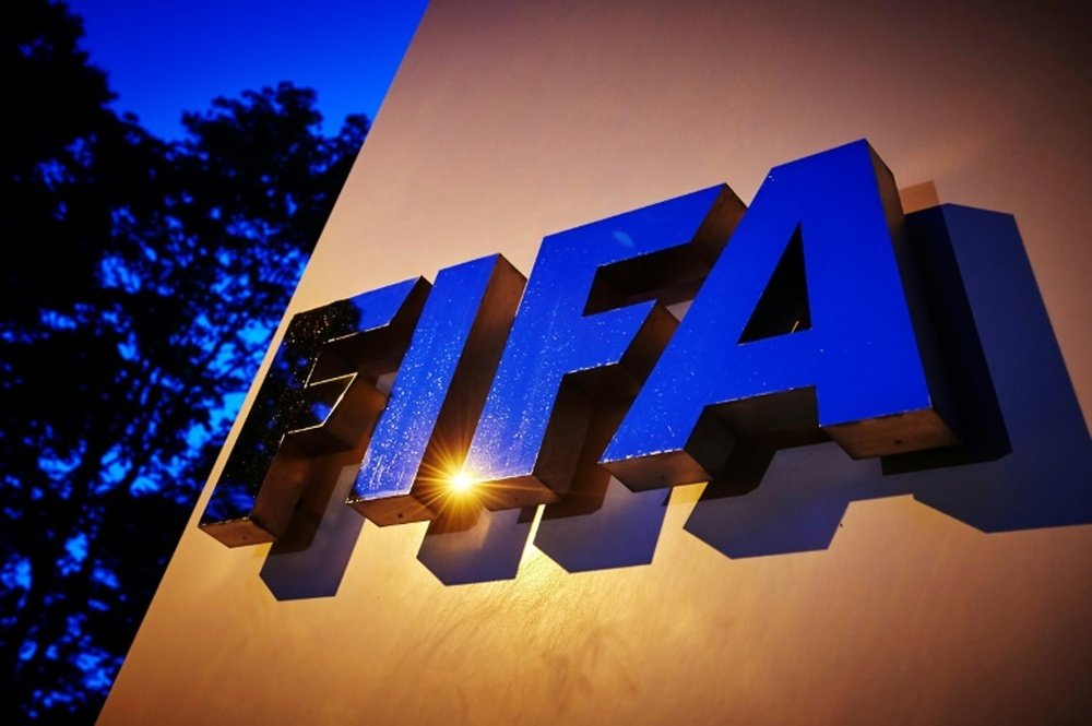 La FIFA pretende poner orden en el asilvestrado mercado de fichajes. AFP/Archivo
