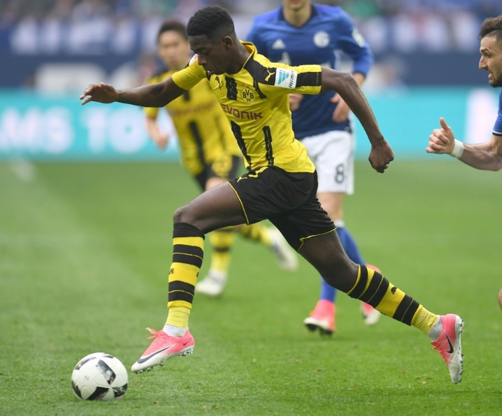 Le milieu de Dortmund Ousmane Dembélé contrôle le ballon lors du match face à Schalke 04. AFP
