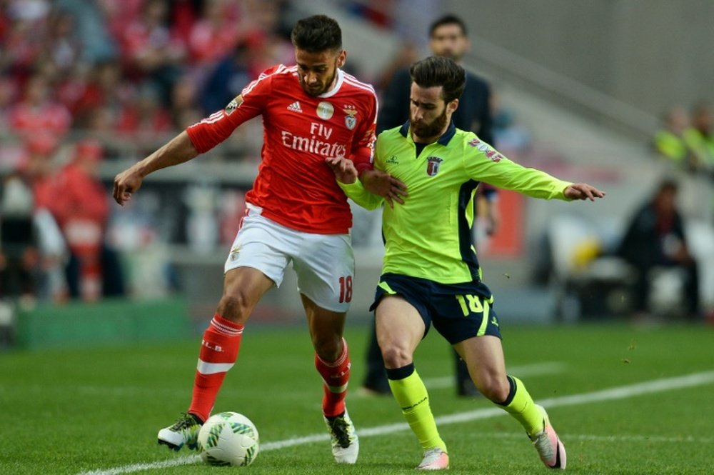 Le milieu de Braga Rafa Silva à la lutte avec celui du Benfica Lisbonnne Eduardo Salvio en demi-finale de la Coupe de la Ligue portugaise, le 2 mai 2016 à Lisbonnne