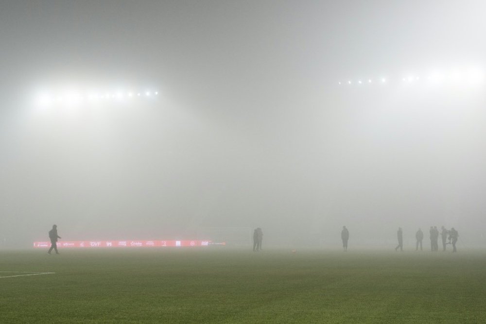 El partido entre Dijon y Olympique de Marsella fue imposible de jugar debido a la niebla. EFE