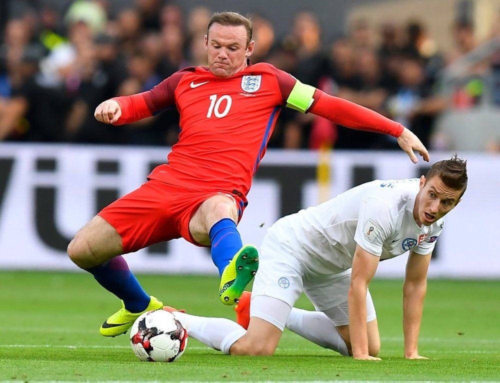 Le capitaine de l'Angleterre Wayne Rooney à la lutte avec Jan Gregus de la Slovaquie. AFP